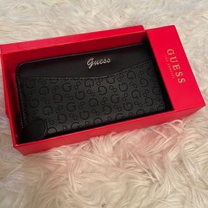 Brand new Guess wallet. Comes in a beautiful box perfect for a gift